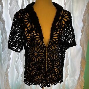 Crocheted daisies shrug/cardigan